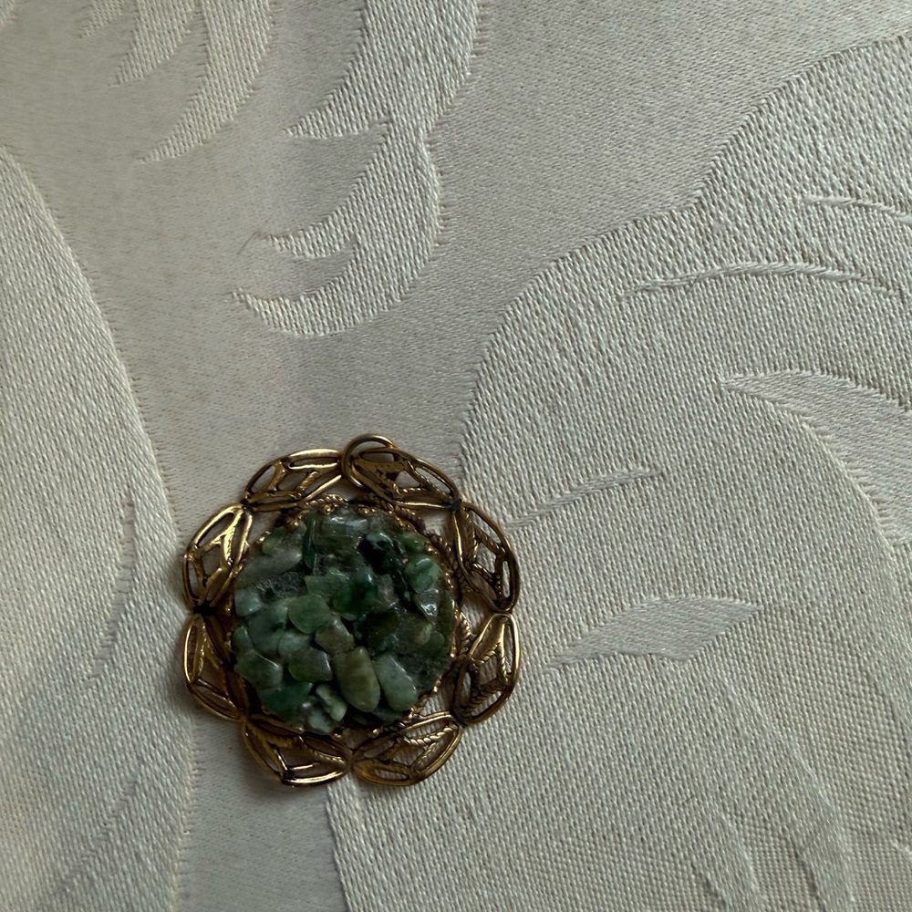 Vintage Gold Tone Round Green Aventurine‎ Chip Inlay Pendant Filigree Charm